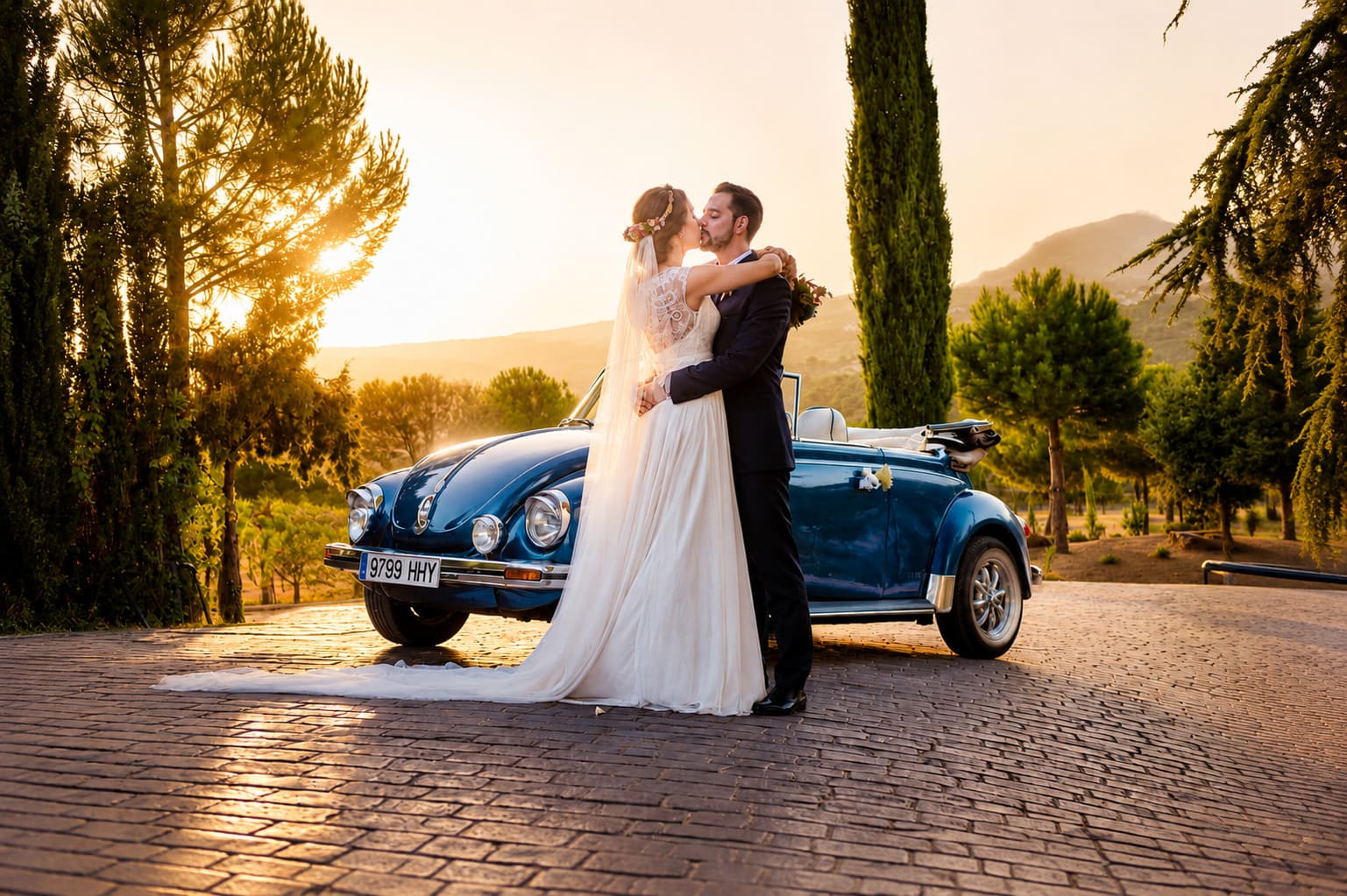 Novios en puesta de sol Torredolones con coche clásico