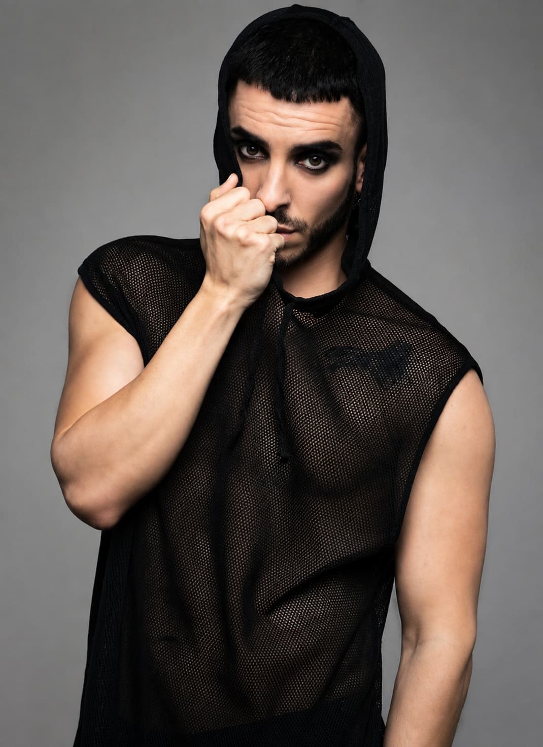 Retrato hombre en estudio