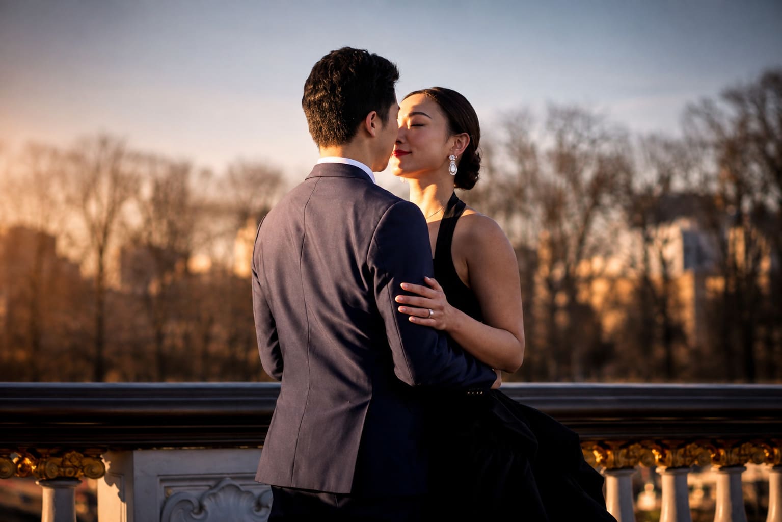 Novios caminando en Paris