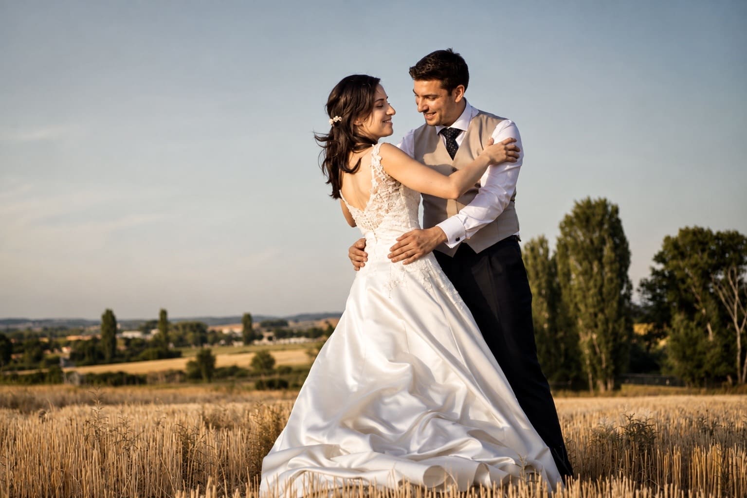 Novios bailando en la naturaleza