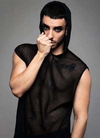 Retrato hombre en estudio